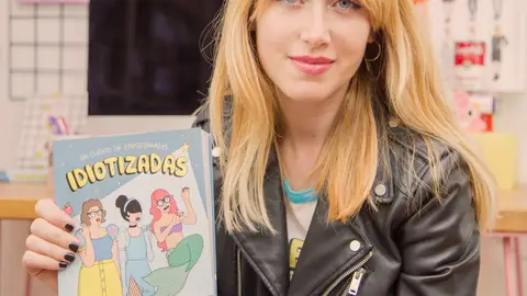 Moderna de Pueblo con su cómic "Idiotizadas" Moderna de Pueblo con su cómic "Idiotizadas"