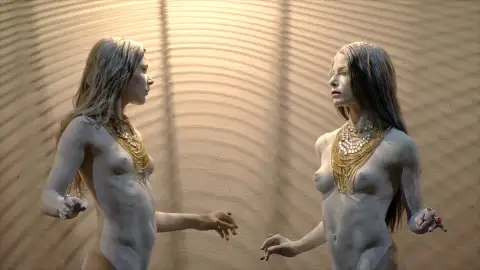 Escena de la obra de 24 horas de Jan Fabre Escena de la obra de 24 horas de Jan Fabre