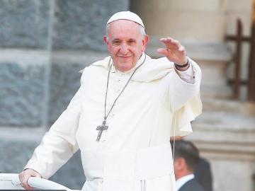 El papa Francisco saluda a los fieles a bordo de su papamóvil 