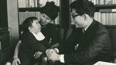 La historia del hijo de Kenzaburo Oe, el niño que aprendió a hablar con el canto de los pájaros