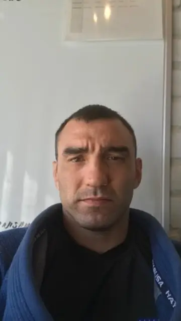 Rick defiende firmemente el derecho a acceder a las armas. Rick defiende firmemente el derecho a acceder a las armas.