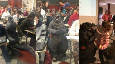 Una profesora universitaria llevó a su hijo a clase vestido de Godzilla