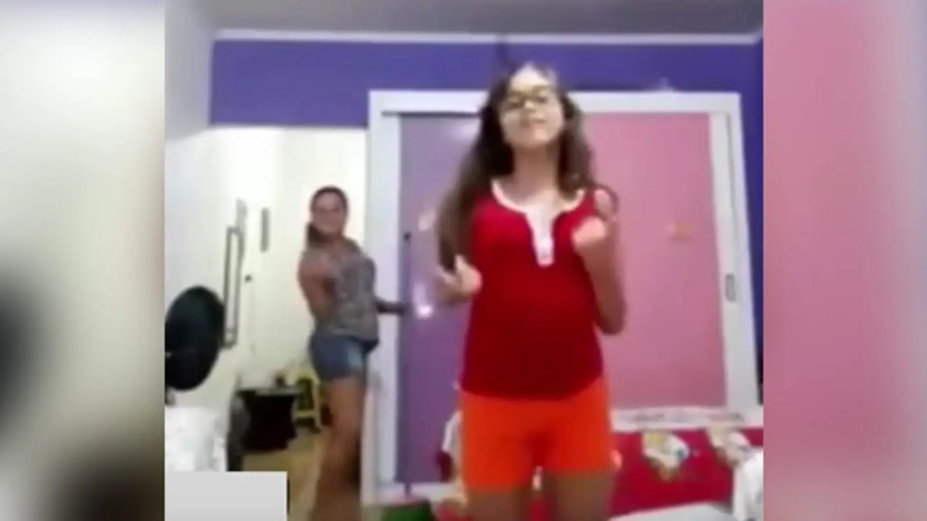 madre-bailando-detras-hija.jpg