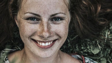 Tatuarse pecas en la cara, la última moda en Instagram