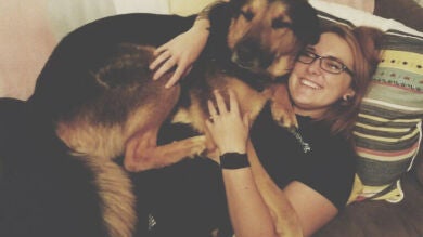 Esta mujer dejó a su perro con su padre, y él le envió los mejores mensajes de la historia por Whatsapp