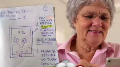 El tutorial de una nieta a su abuela para que aprenda a usar Whatsapp que todo el mundo está compartiendo