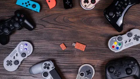 8Bitdo junto a mandos de consolas 8Bitdo junto a mandos de consolas