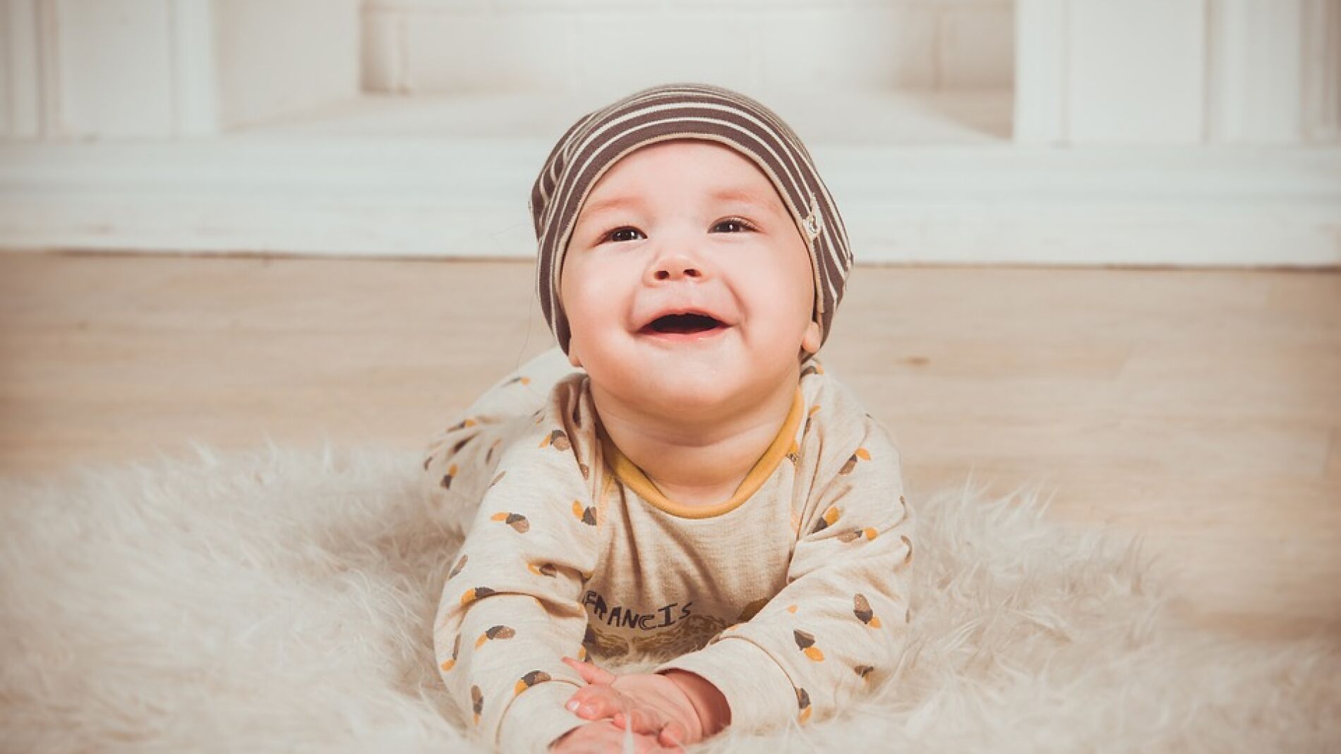 Un beb&eacute; sonriendo