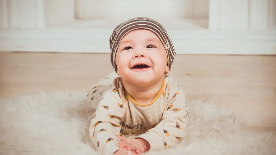 Un bebé sonriendo