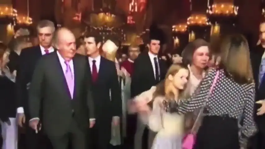 El polémico gesto de la reina Letizia: ¿intentó evitar que Sofía se hiciera una foto con las infantas?