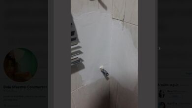 Le hacen una chapuza en el baño y la cubre de forma épica con piezas de Lego y muñecos de Super Mario Bros