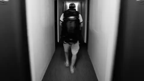 Un joven con mochila Un joven con mochila