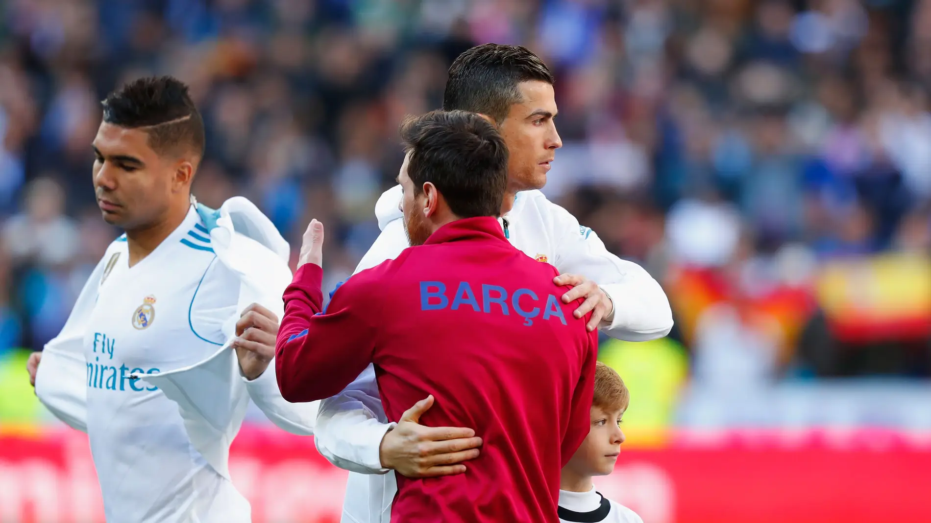 Cristiano y Messi se saludan antes de un partido