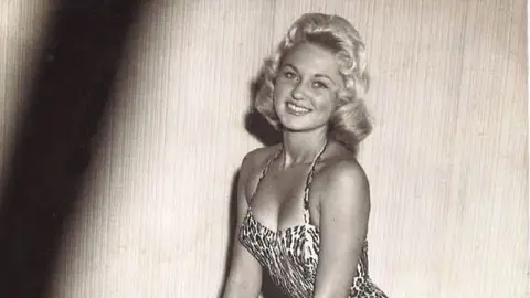 June Hoo-Paris en su juventud June Hoo-Paris en su juventud