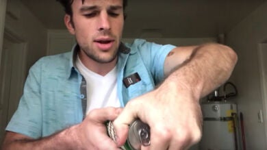 ¿Puedes beberte una lata de cerveza en dos segundos?