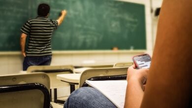¿Se cuida poco al profesor de la Educación pública en España?