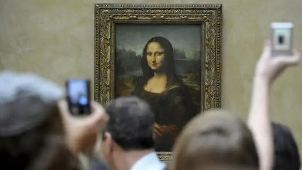 Turistas fotografiando 'La Gioconda' o 'Mona Lisa' en el Museo del Louvre