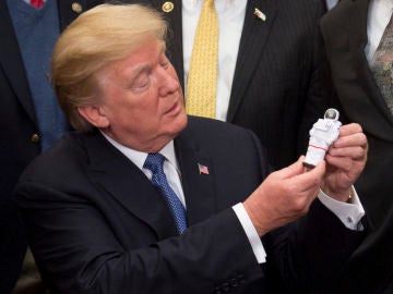 Donald Trump con un muñeco
