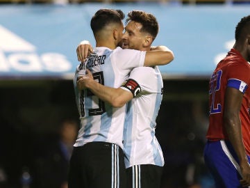 Agüero y Messi se abrazan tras uno de los goles de Argentina contra Haití