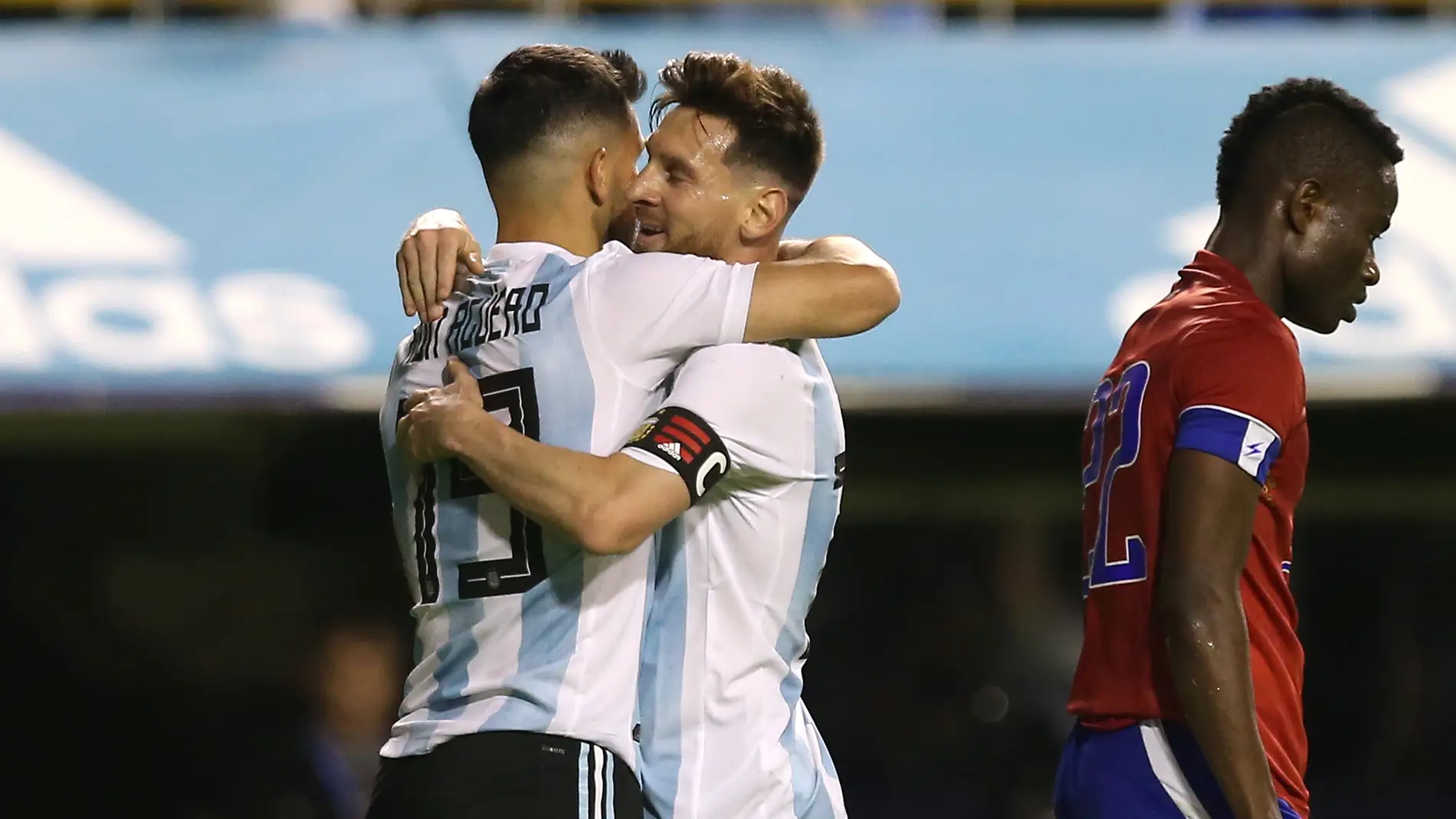Agüero y Messi se abrazan tras uno de los goles de Argentina contra Haití