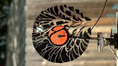 <p>Un disco de vinilo girando a tanta velocidad que se desintegra en miles de pedazos</p>