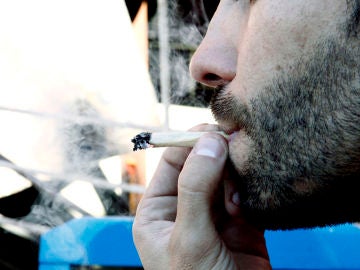 Imagen de archivo de un hombre fumando marihuana
