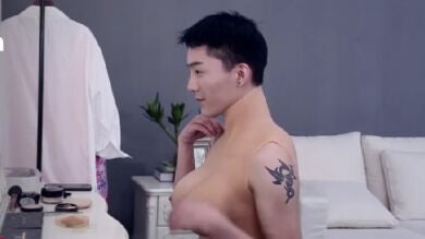 Así puedes travestirte por unas horas y llevar tetas de silicona como una muñeca sexual