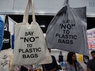 Bolsas de tela con el mensaje: 'Di no a las bolsas de plástico'