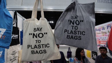 ¿De verdad crees que pagando las bolsas del súper se acaba el problema?