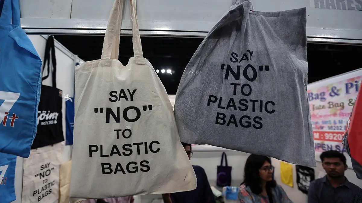 Bolsas de tela con el mensaje: 'Di no a las bolsas de plástico'