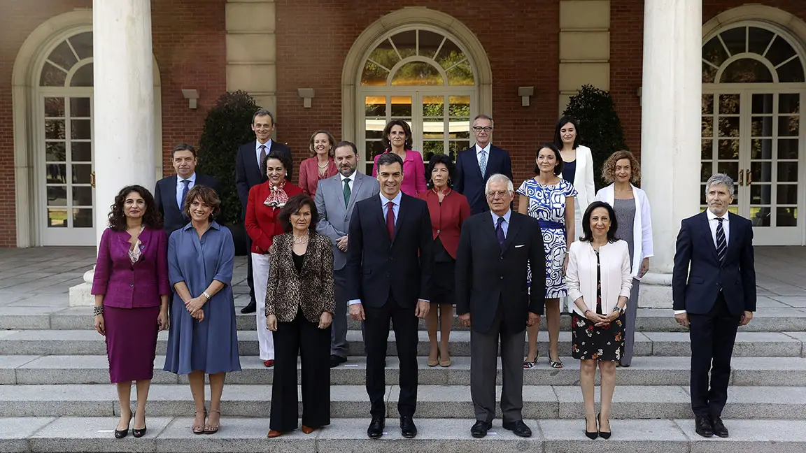 Pedro Sánchez preside en Moncloa la foto oficial de su Gobierno