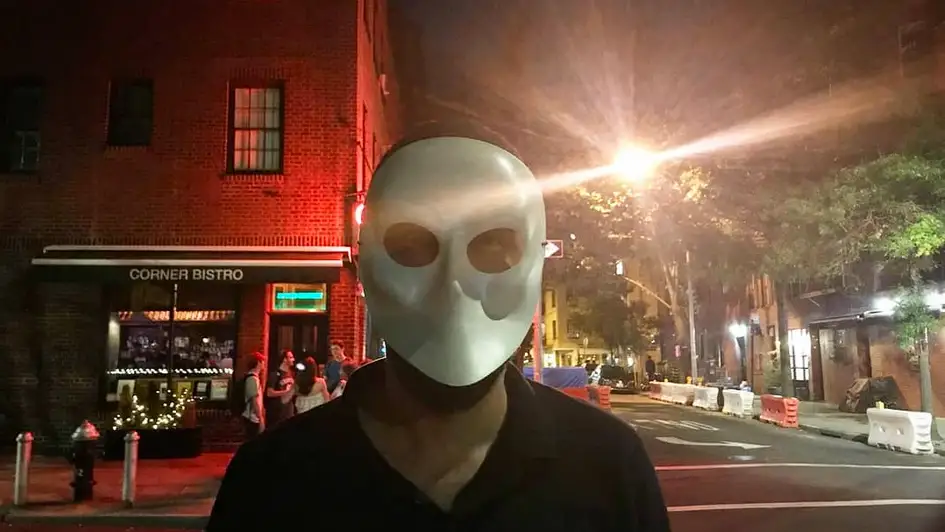 Con la máscara veneciana