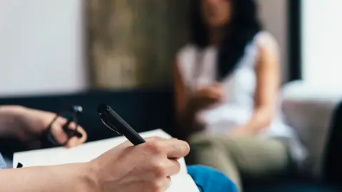 Una mujer acude a terapia Una mujer acude a terapia