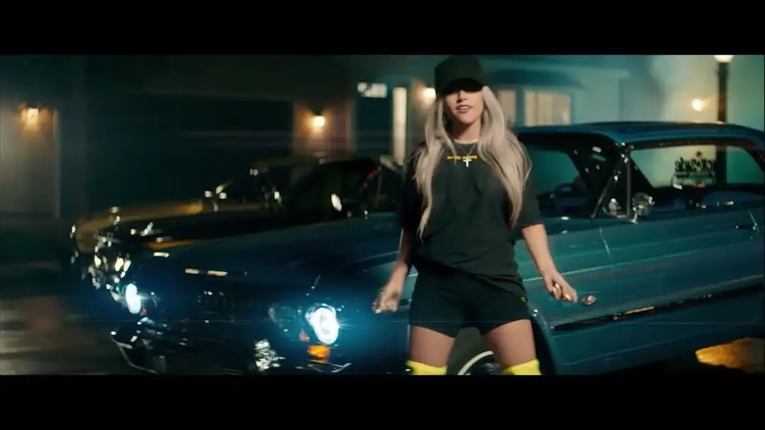 Becky G en el vídeo de 'Zooted'