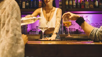 Trabajé de camarera en un puticlub de Azca y lo dejé cuando tuve que servir copas en topless