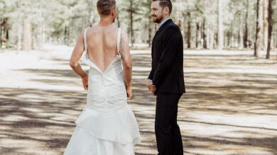 Se viste de novia y se cuela en la sesión de fotos de boda de su hermana 