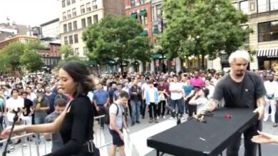  Una mujer engaña a decenas de hombres por Tinder para organizar una cita masiva 