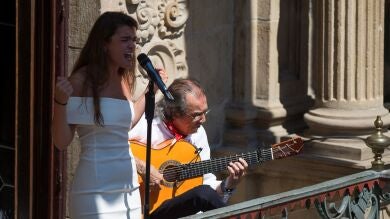 Amaia deja muda a la plaza del Ayuntamiento de Pamplona con su cante flamenco