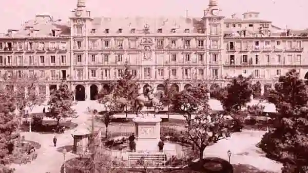 Aspecto de la Plaza Mayor de Madrid en el siglo XIX