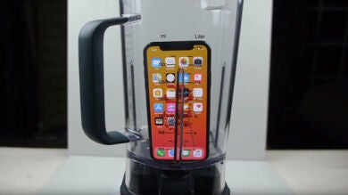 Un youtuber se bebe con una pajita el zumo de un iPhone X licuado
