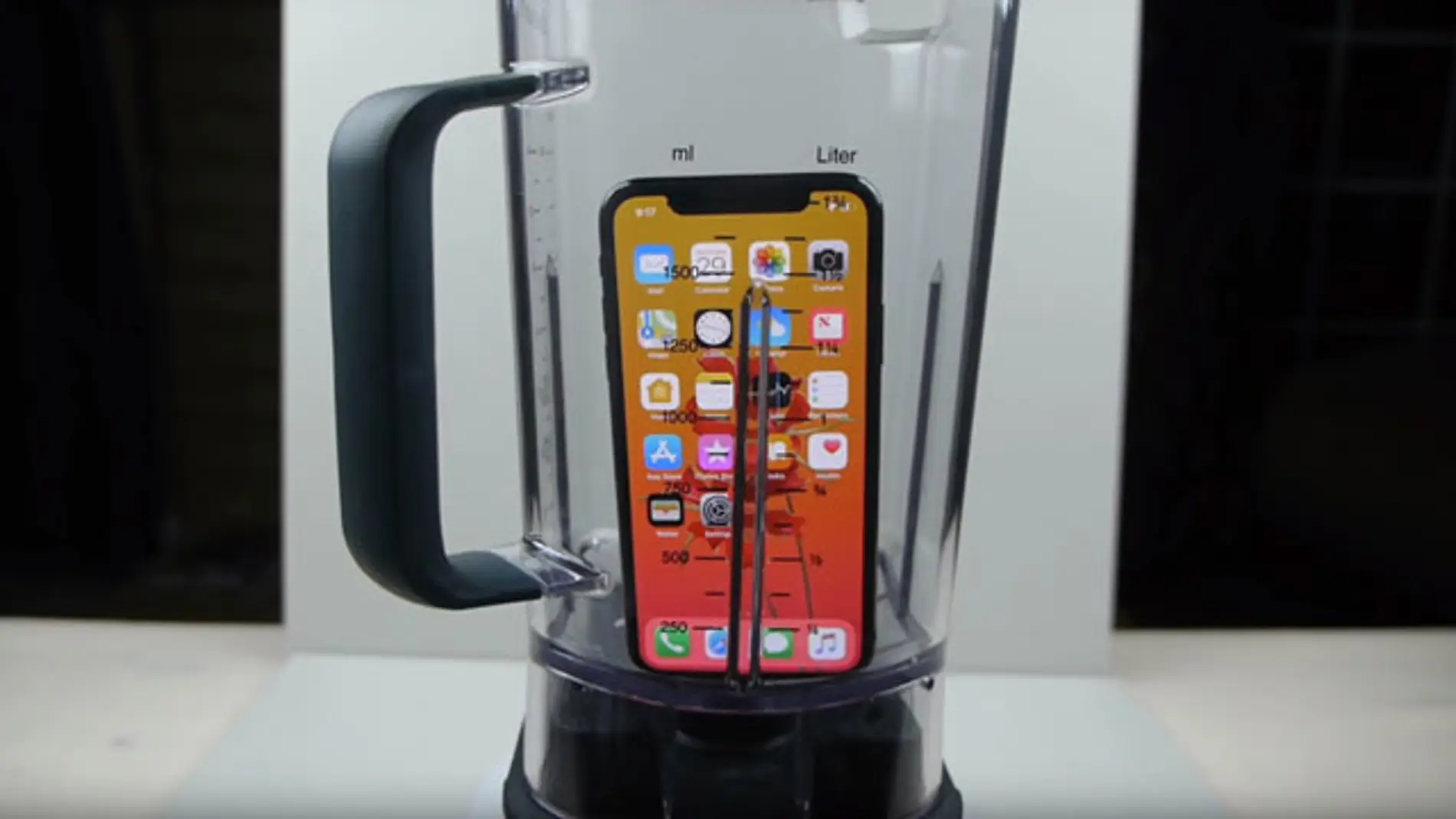 iPhone X en una licuadora