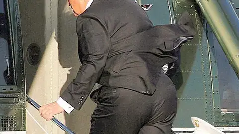 Trump subiendo a un helicóptero Trump subiendo a un helicóptero