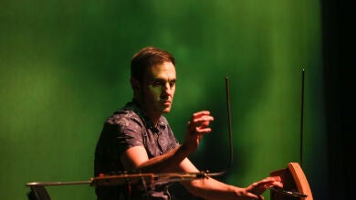 Tocar sin tocar: así suena la música del genio español del theremin, Javier Díez Ena