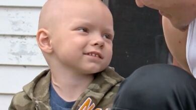 El pueblo que adelantó la Navidad para que un niño con cáncer terminal pueda disfrutarla