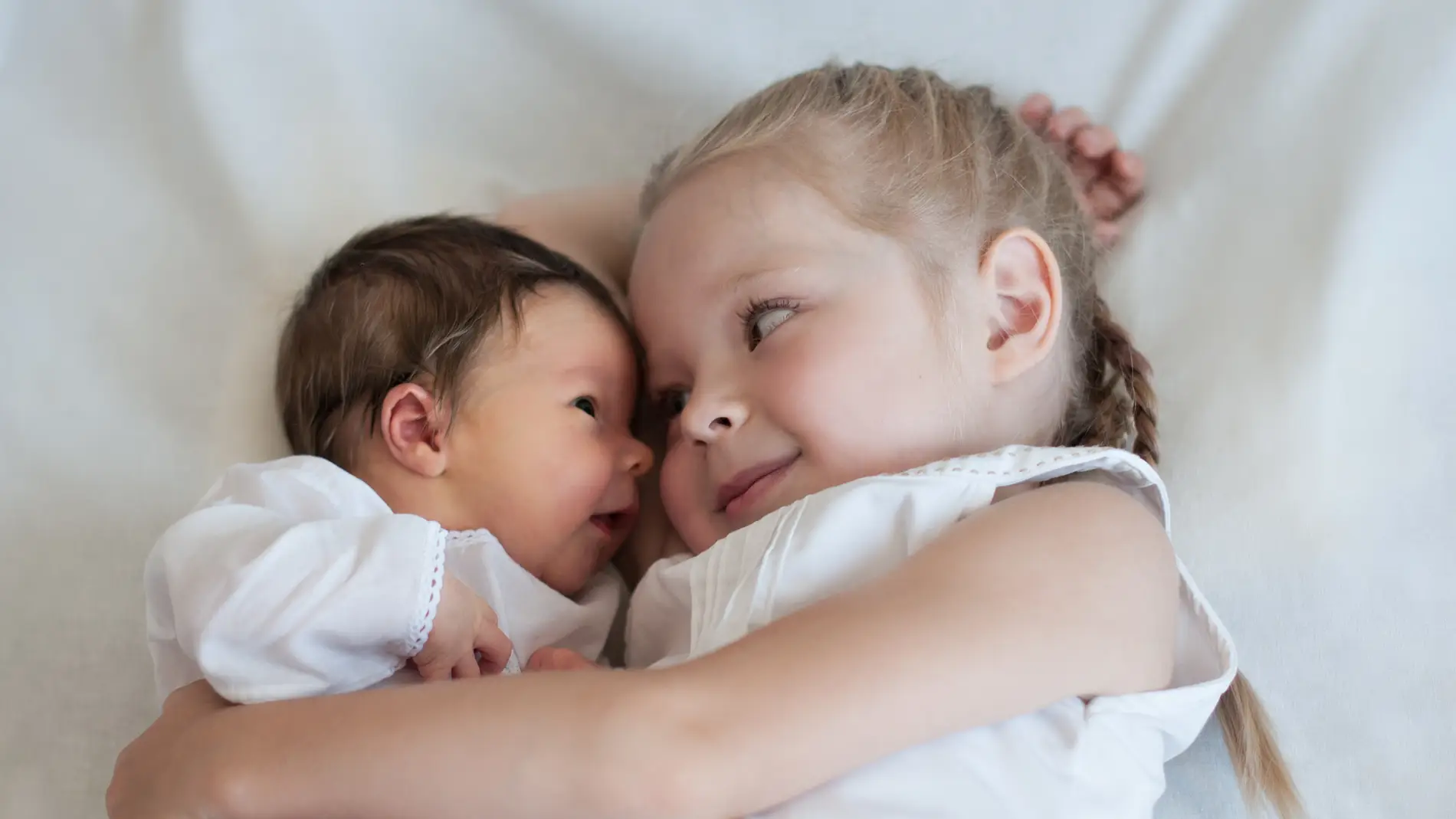 Una niña se niega a separarse de su hermana recién nacida