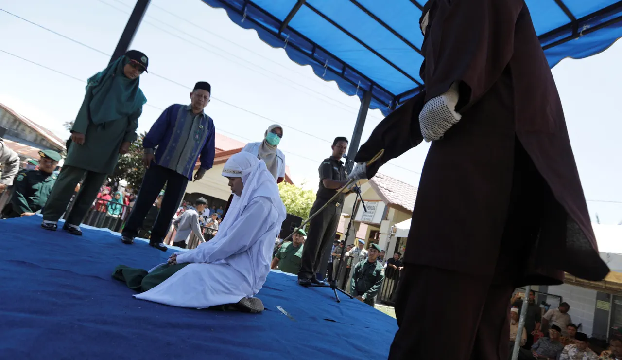 Una mujer es azotada en público acusada de adulterio en Banda Aceh, Aceh (Indonesia)