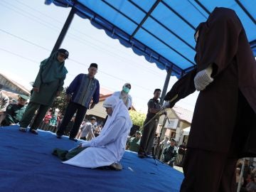Una mujer es azotada en público acusada de adulterio en Banda Aceh, Aceh (Indonesia)