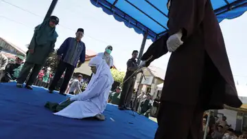 Una mujer es azotada en público acusada de adulterio en Banda Aceh, Aceh (Indonesia) Una mujer es azotada en público acusada de adulterio en Banda Aceh, Aceh (Indonesia)