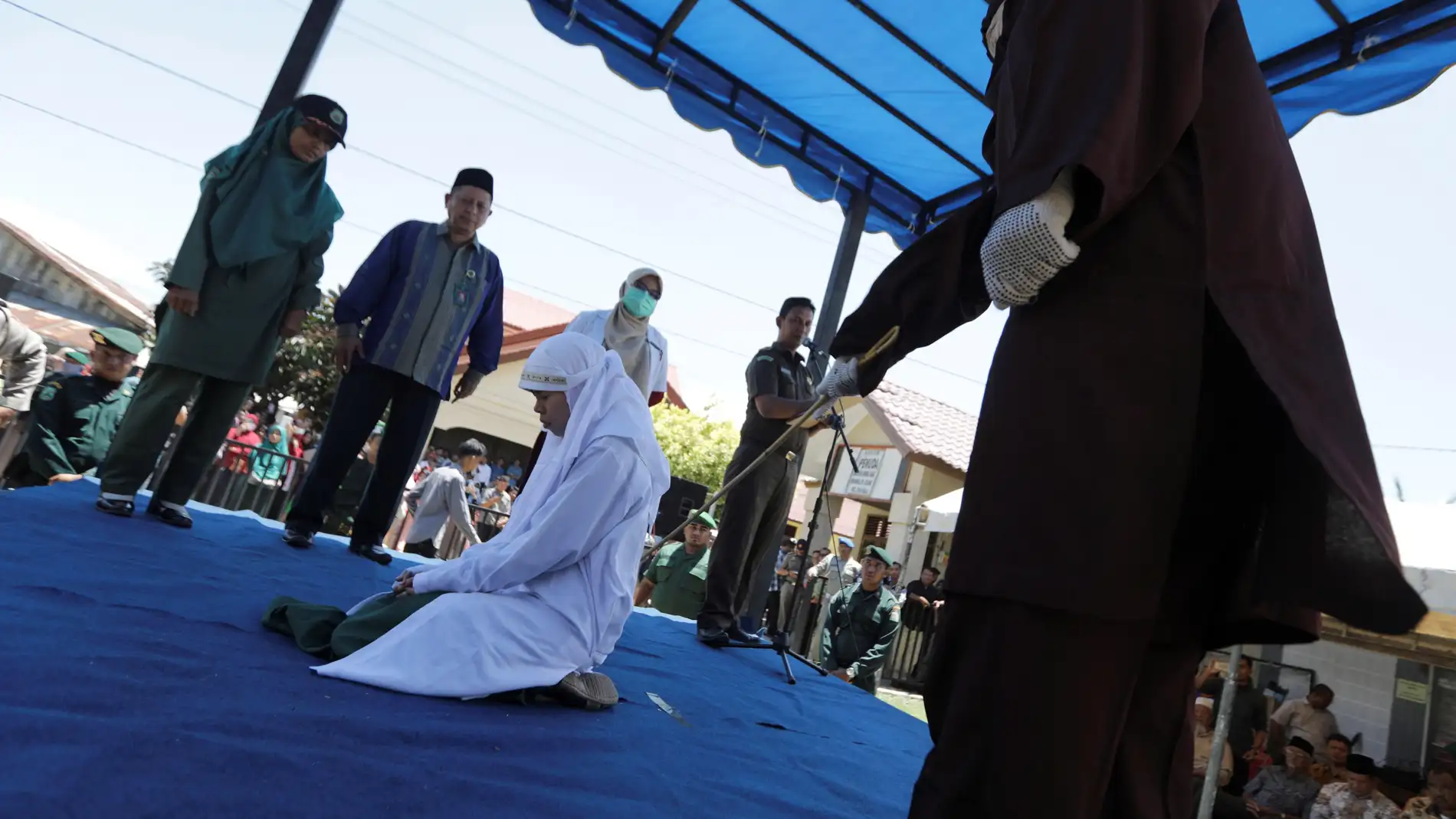 Una mujer es azotada en público acusada de adulterio en Banda Aceh, Aceh (Indonesia)