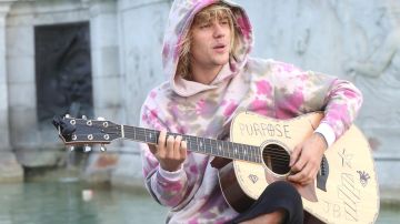 Justin Bieber cantando en la calle en Londres